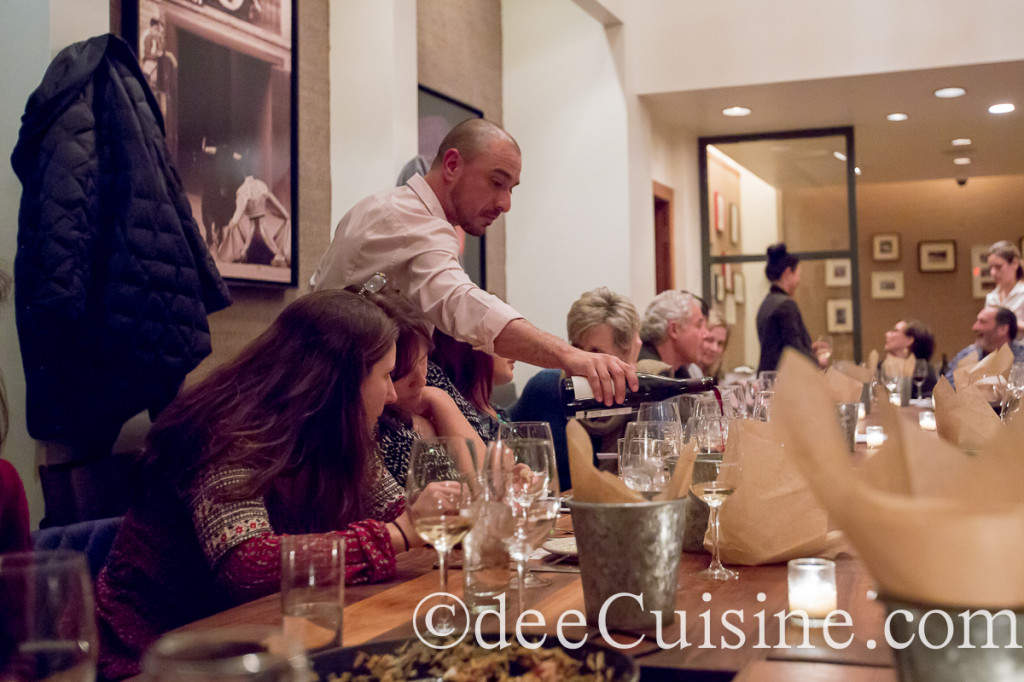 José pours some 2010 Acústic Celler, Acústic